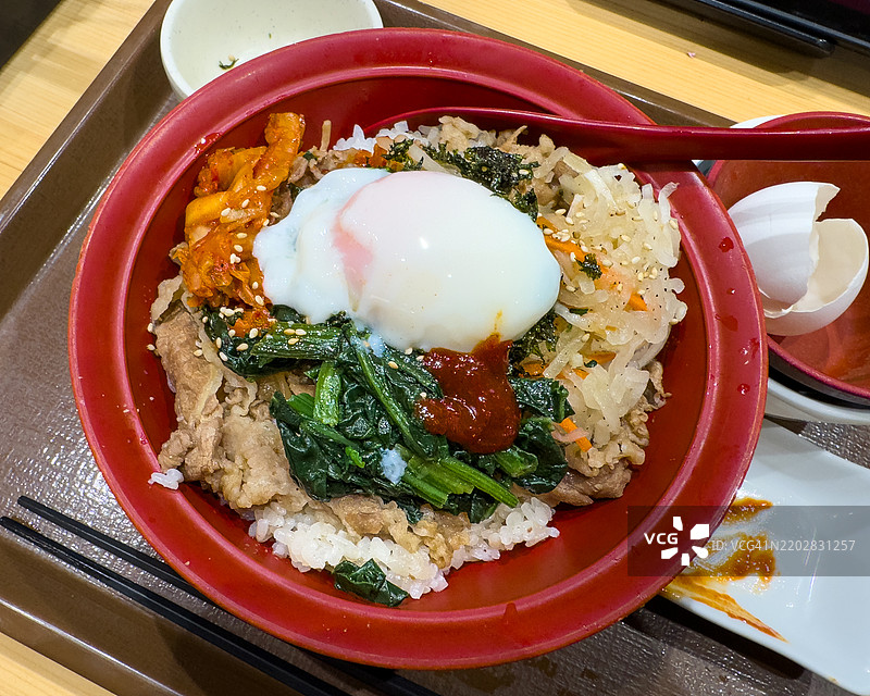 牛肉饭配拌饭配料和温泉蛋图片素材