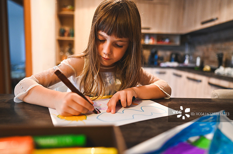 孩子在家放松图片素材