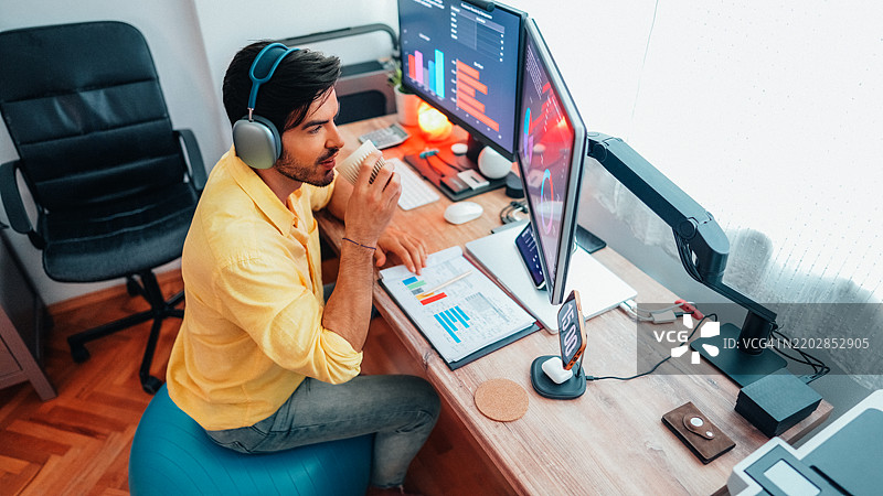 在家工作的男人图片素材