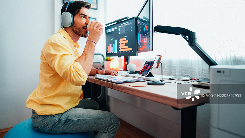 在家工作的男人图片素材