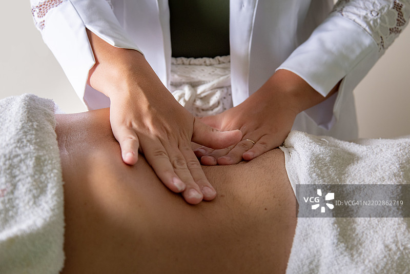 腹部的美容治疗，包括按摩和注射图片素材