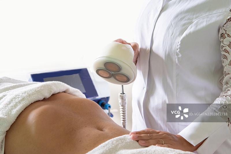 腹部的美容治疗，包括按摩和注射图片素材
