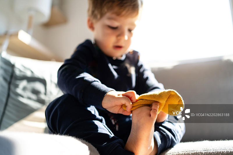 小男孩穿上袜子图片素材