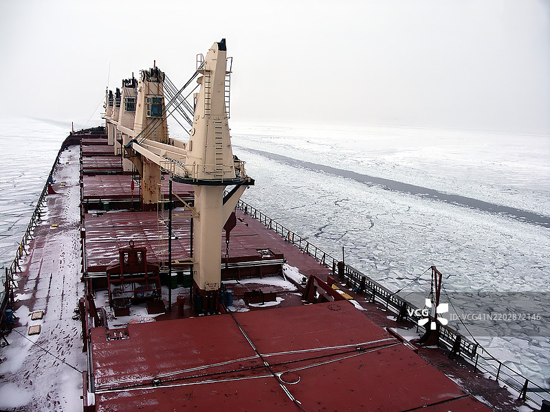 芬兰湾上的冰面上的船只，驶向圣彼得堡图片素材