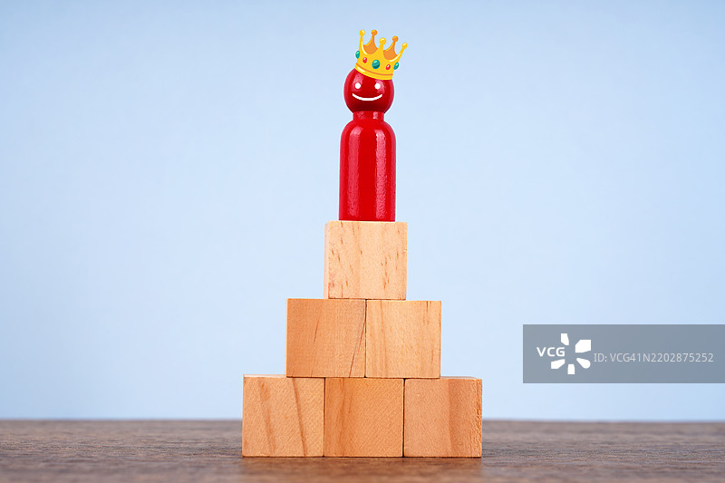 木制雕像与获奖概念图片素材