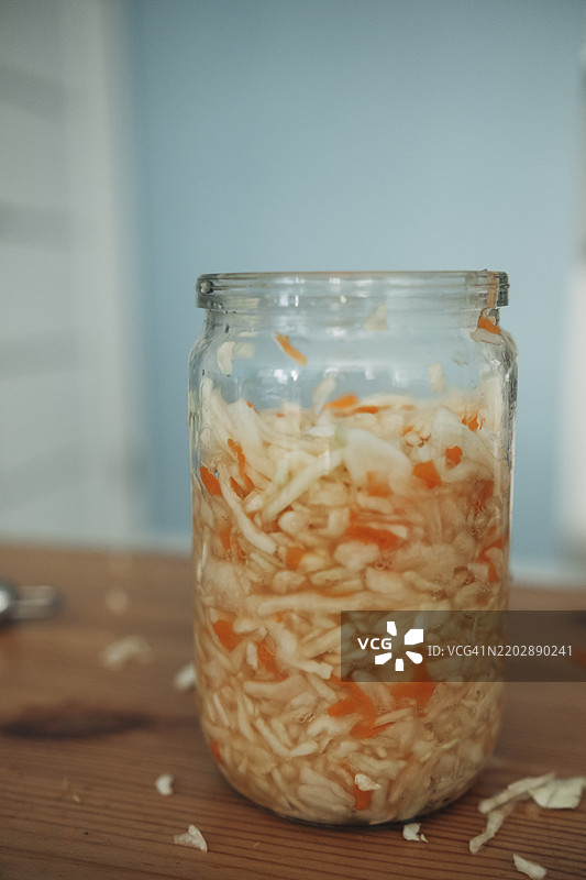 厨房桌子上的玻璃罐装自制腌制白菜。发酵产品图片素材