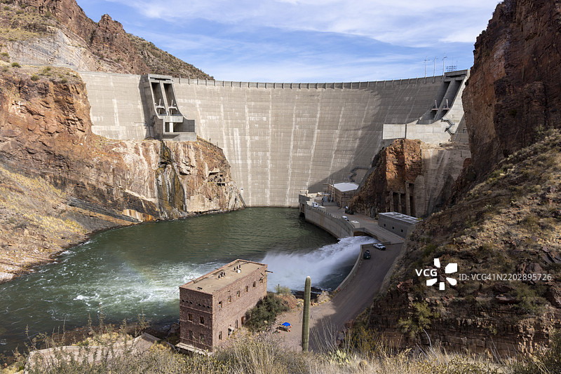 沙漠景观中的大坝高空视图图片素材