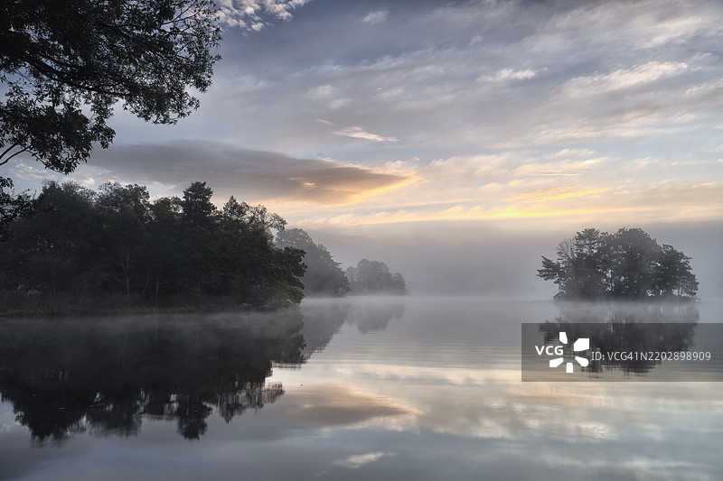 雾蒙蒙的早晨图片素材