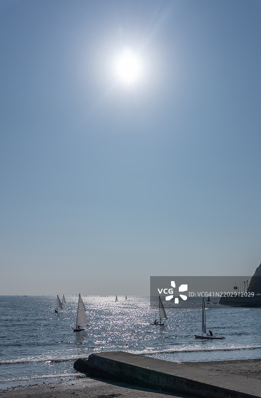 日本神奈川海滩上的游艇航行图片素材
