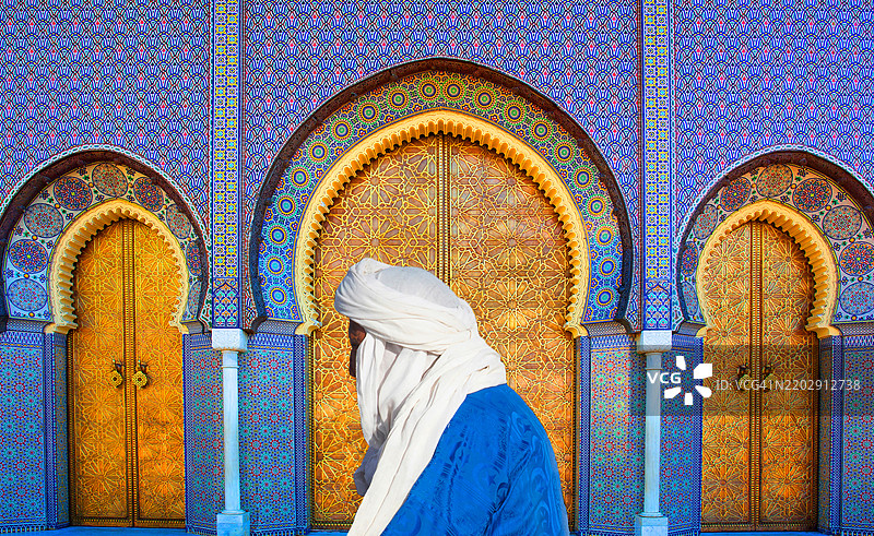 男子经过入口处图片素材