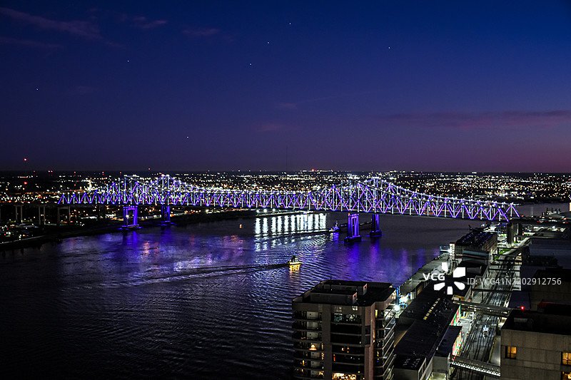新奥尔良的“新月城连接”桥在黄昏时分照亮密西西比河，位于美国路易斯安那州的新奥尔良。图片素材