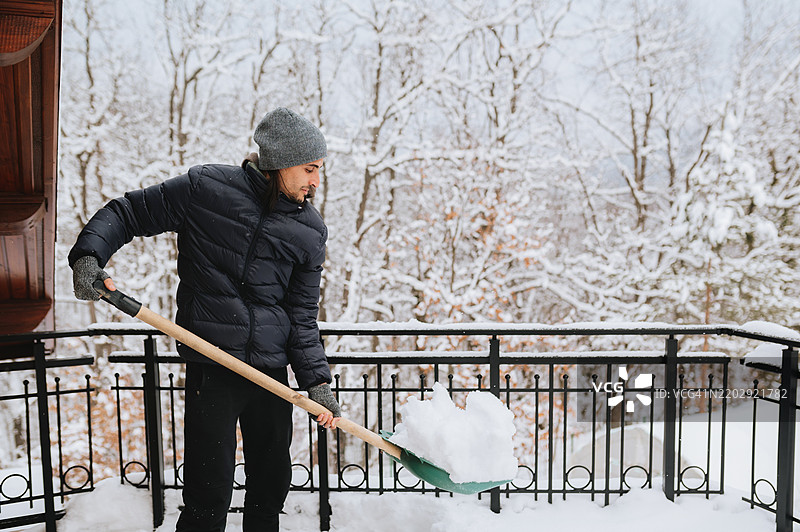 拿着雪铲的男人图片素材
