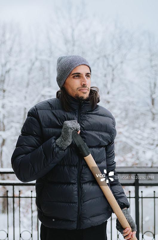 拿着雪铲的男人图片素材