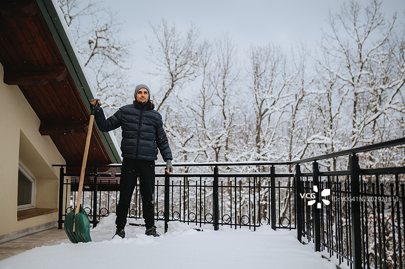 拿着雪铲的男人图片素材