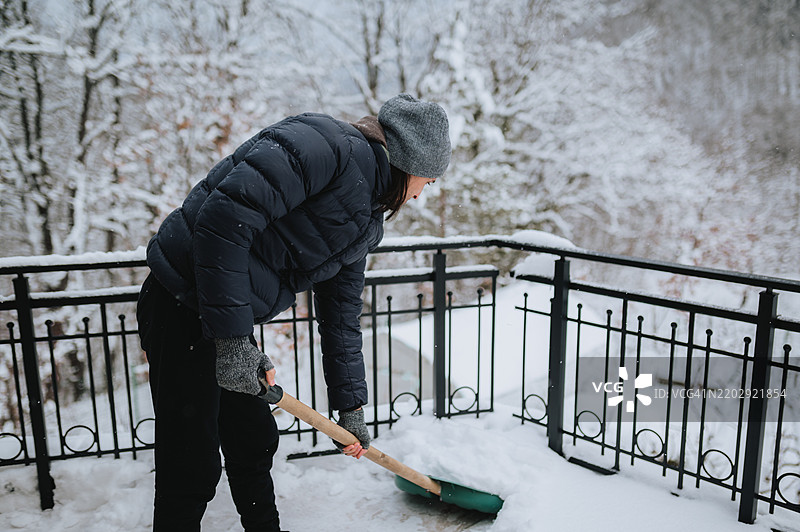 拿着雪铲的男人图片素材