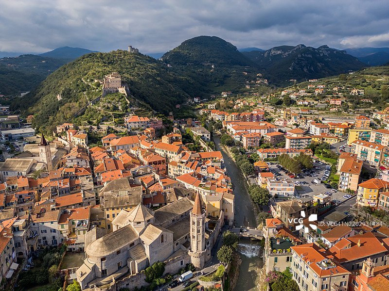 意大利小镇Finalborgo的无人机视角图片素材