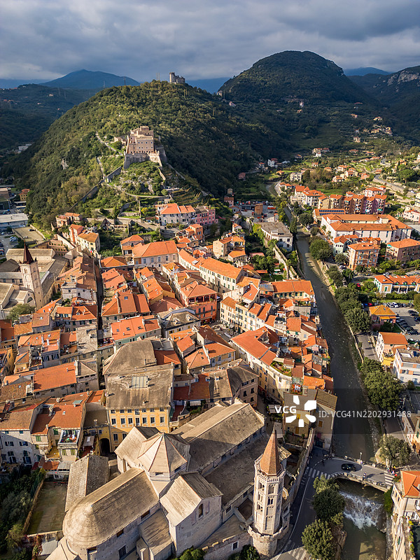 意大利小镇Finalborgo的无人机视角图片素材