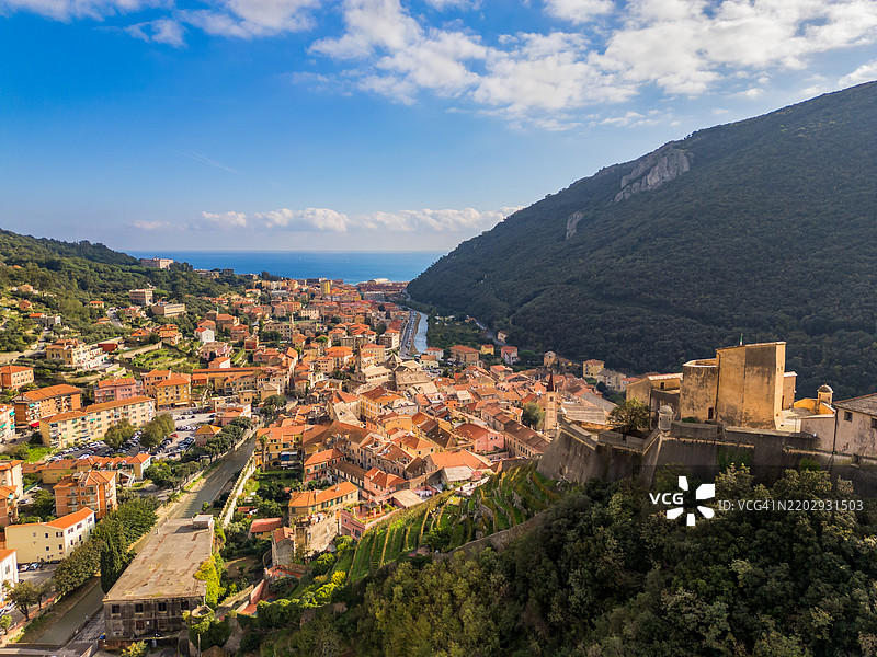 意大利小镇Finalborgo的无人机视角图片素材