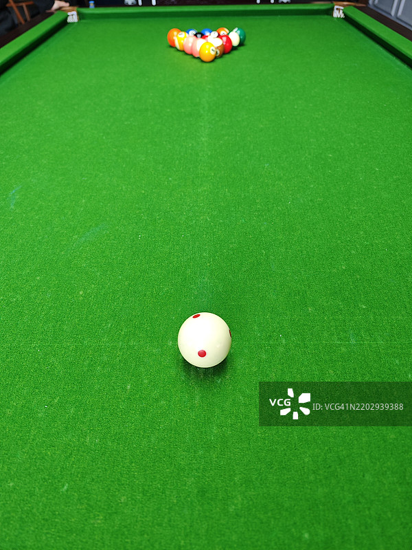 打台球，娱乐和休闲，桌子上的白球。图片素材