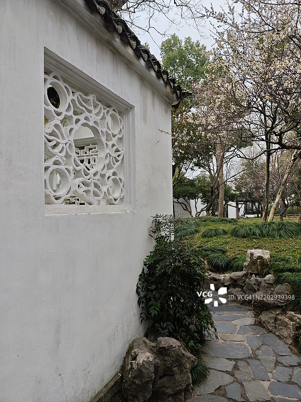 小径与白墙，传统中国园林建筑风格图片素材