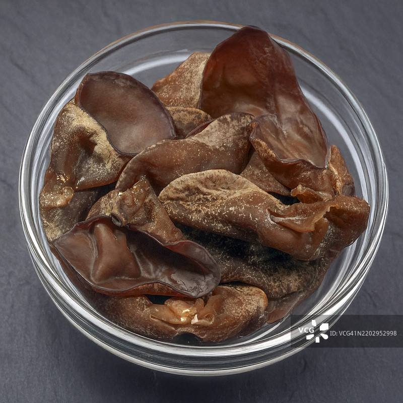 玻璃碗中的黑色真菌图片素材