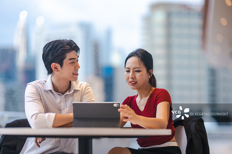 城市中的工作与创意：咖啡馆的商业讨论图片素材