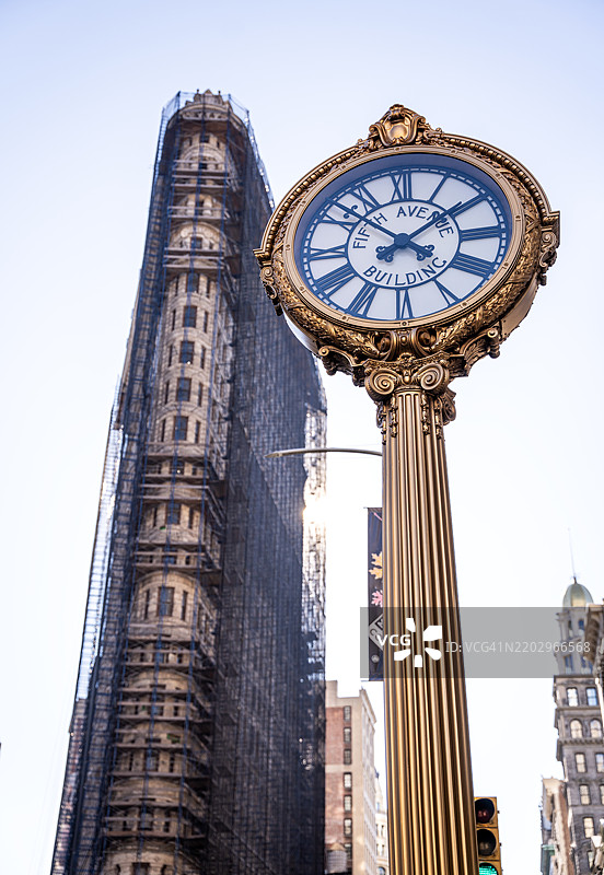 第五大道时钟和铁锈大厦，纽约市的标志性建筑图片素材
