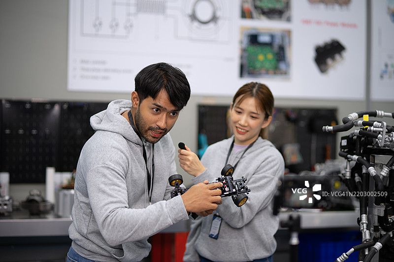 机械师在电动车维修车间工作。图片素材