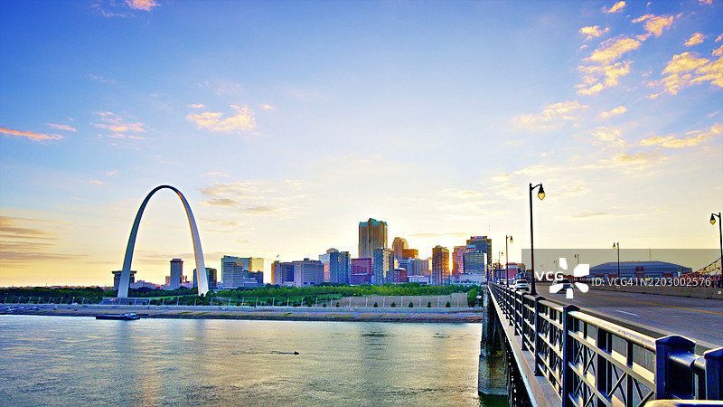 从伊德斯桥俯瞰密苏里州圣路易斯，夕阳西下，门廊拱门映入眼帘。图片素材
