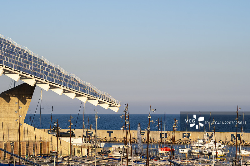 海港论坛与太阳能面板结构图片素材