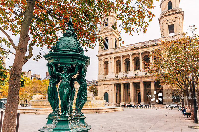 巴黎圣苏尔皮斯教堂和华莱士喷泉的三位缪斯女神图片素材