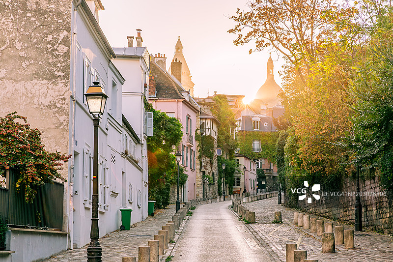 巴黎的圣心大教堂和蒙马特在日出时分图片素材