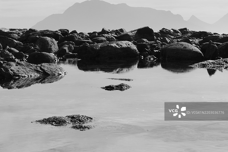 黑白色调的山石与海洋图片素材
