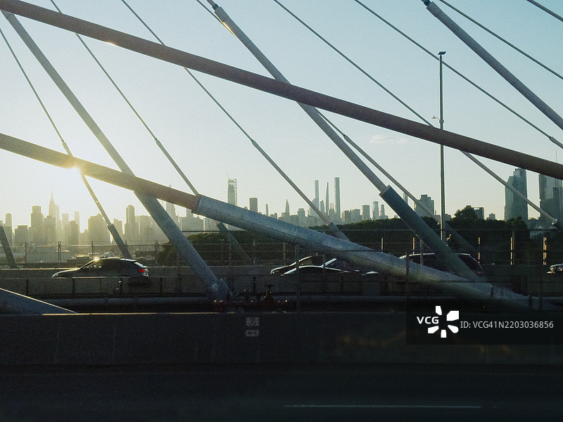 布鲁克林-皇后区高速公路上的纽约天际线图片素材