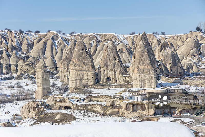 土耳其中部安纳托利亚地区卡帕多奇亚的雪覆盖岩石平原风景。图片素材