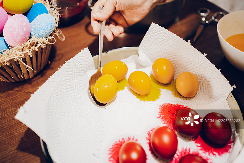 女人在装饰复活节彩蛋图片素材