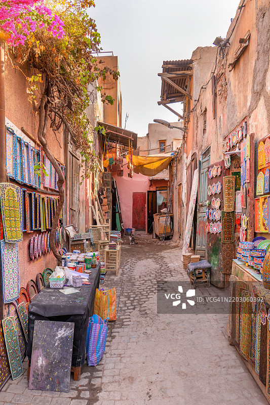 摩洛哥马拉喀什的色彩斑斓的小巷图片素材