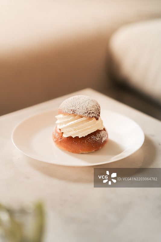 美味的奶油夹心瑞典塞姆拉在舒适的环境光下图片素材