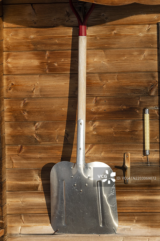 挂在墙上的雪铲图片素材