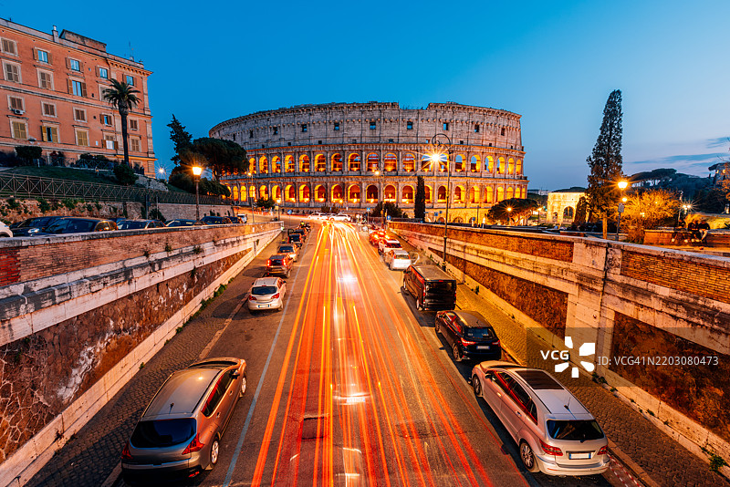 黄昏时分，斗兽场和罗马天际线被灯光照亮，俯瞰视角，拉齐奥，意大利图片素材