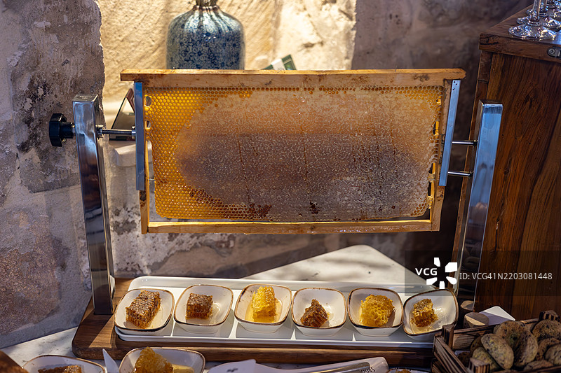 带有天然蜂巢的菜肴组合，卡帕多奇亚，土耳其中部安纳托利亚图片素材