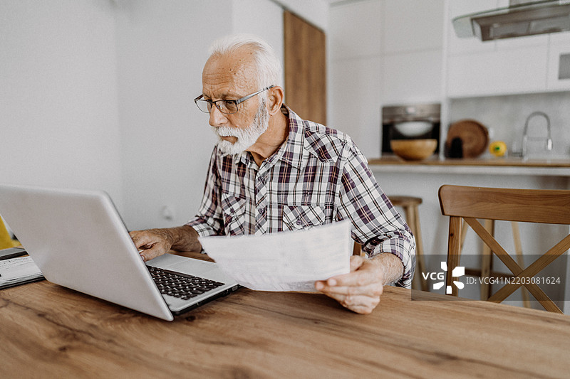 高生活成本图片素材