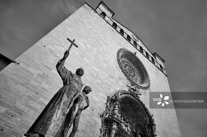 圣弗朗西斯科修道院的圣多明各雕像（左）和圣弗朗西斯雕像（右），黑白，马略卡岛，西班牙，欧洲图片素材