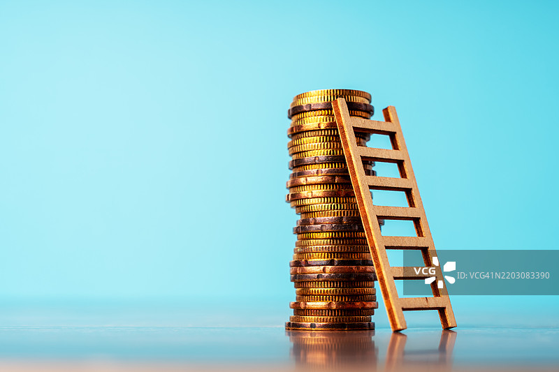 堆叠硬币上的梯子 商业与金融概念图片素材