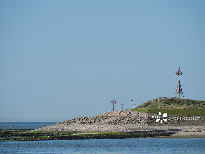 德国巴尔特鲁姆，清澈天空下的海景图片素材