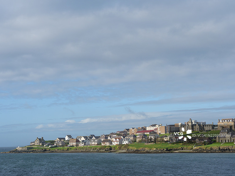 海洋与建筑在天空下的景观，勒威克，设得兰群岛，英国，英国图片素材