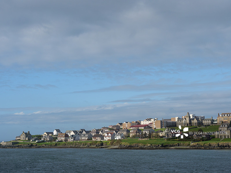海边建筑与天空的景观，勒威克，设得兰群岛，英国图片素材