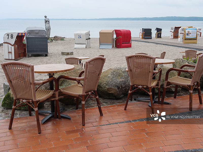 德国海滩上空荡荡的椅子与天空相映图片素材