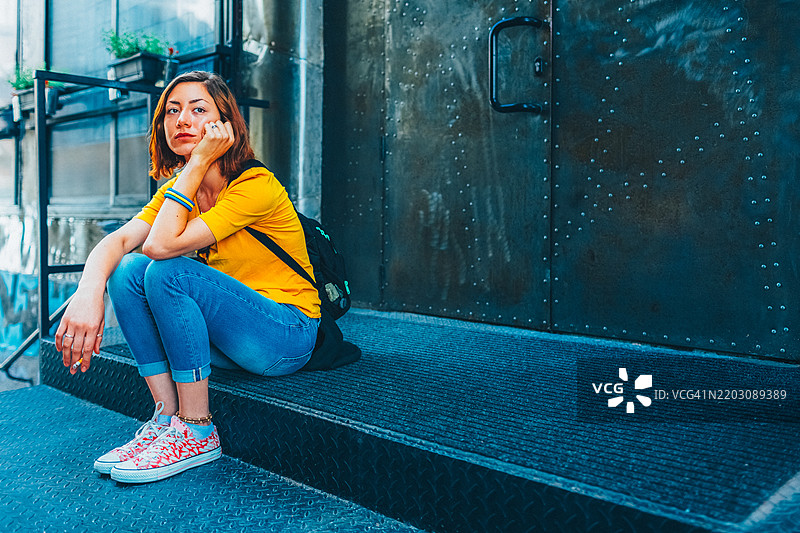 沮丧的女人在户外图片素材