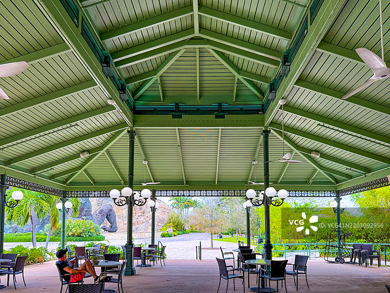 男子坐在哈兰代尔海滩的遮阳篷下图片素材